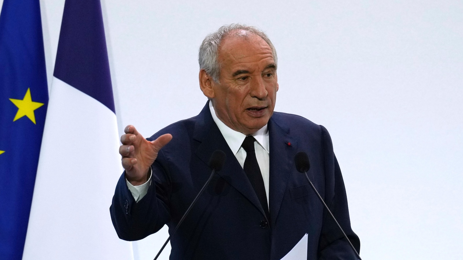 Друг френски премиер може да бъде свален. More political instability is ahead