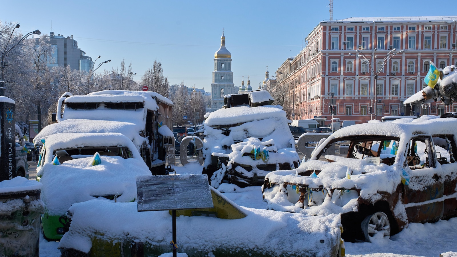 Украинска делегация пристига в САЩ за мирни преговори, докато Русия удря енергийни обекти