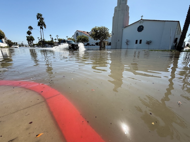 Some California beaches forced to close after 'unusually high' ocean water levels from Tropical Storm Rachel (7)