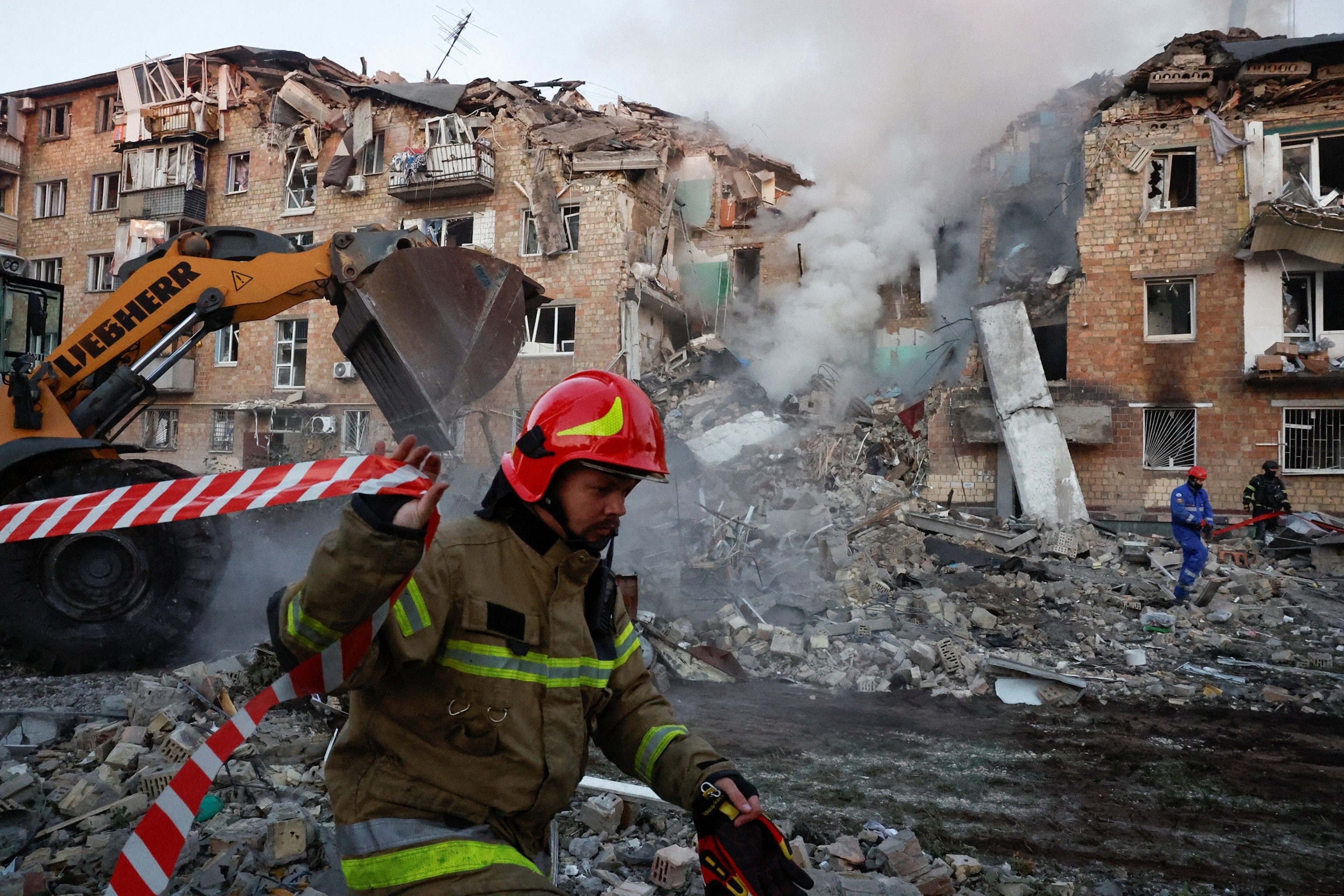 PHOTO: Aftermath of a Russian missile and drone attack in Kyiv