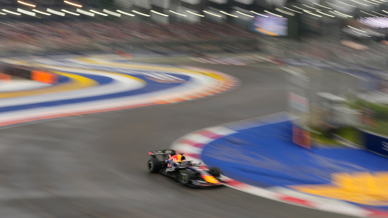 Russell crashes out from the lead as Verstappen wins Singapore F1 ...