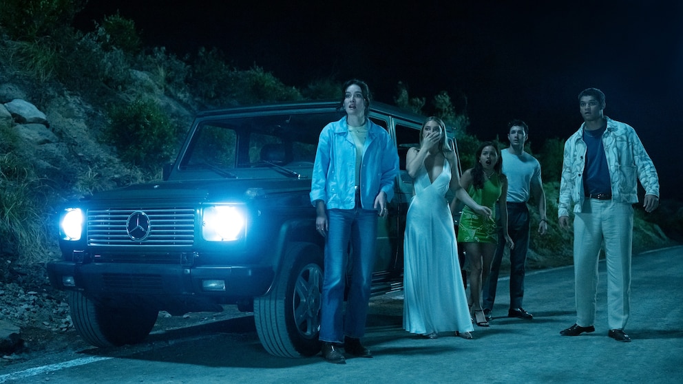 PHOTO: (L to R)Sarah Pidgeon, Madelyn Cline, Chase Sui Wonders  Jonah Hauer-King, and Tariq Withers in Columbia Pictures' "I Know What You Did Last Summer."