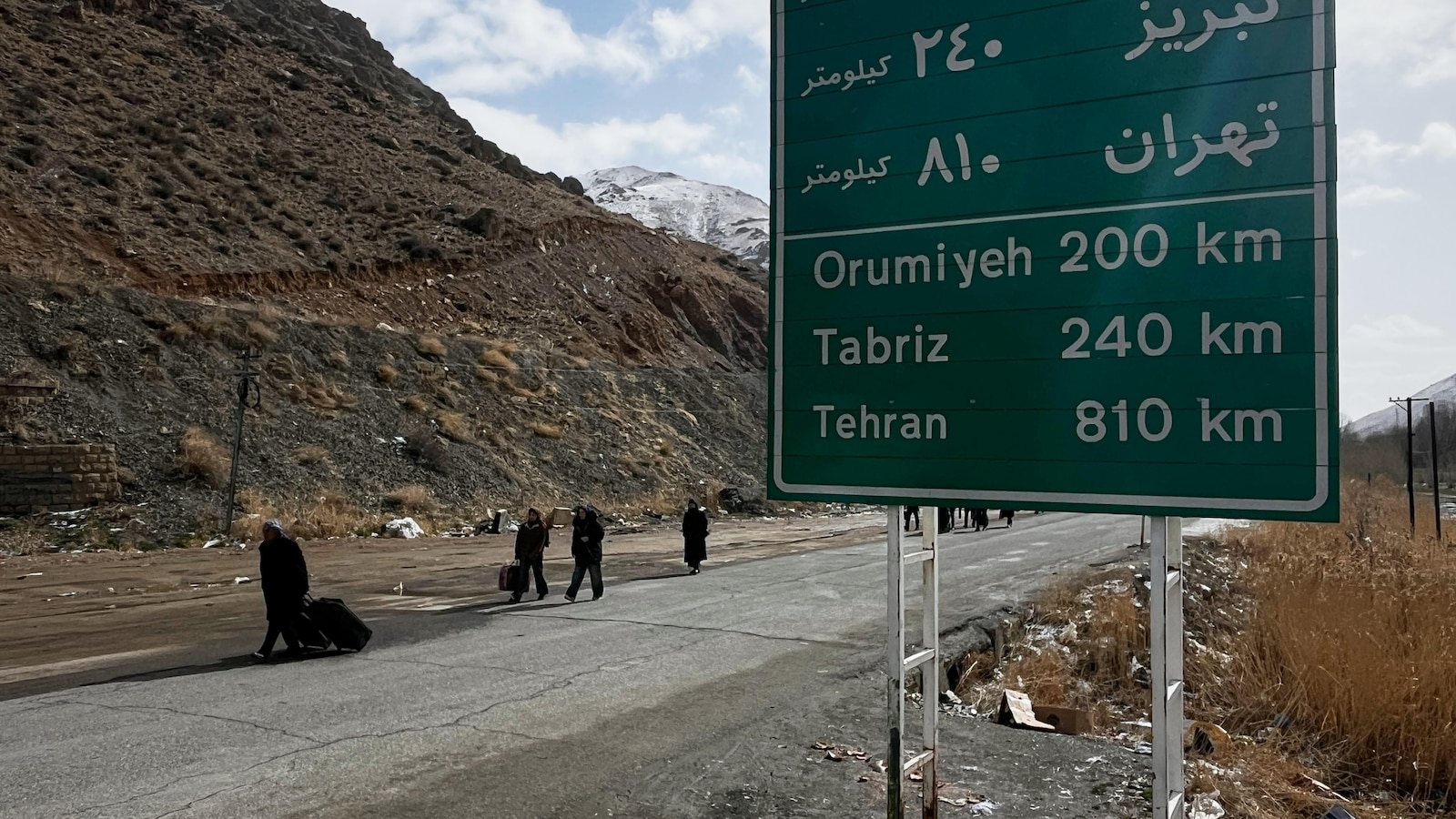 تقدم الرحلة التي تستغرق 12 ساعة عبر إيران لمحات من الدمار والتحدي والحياة اليومية