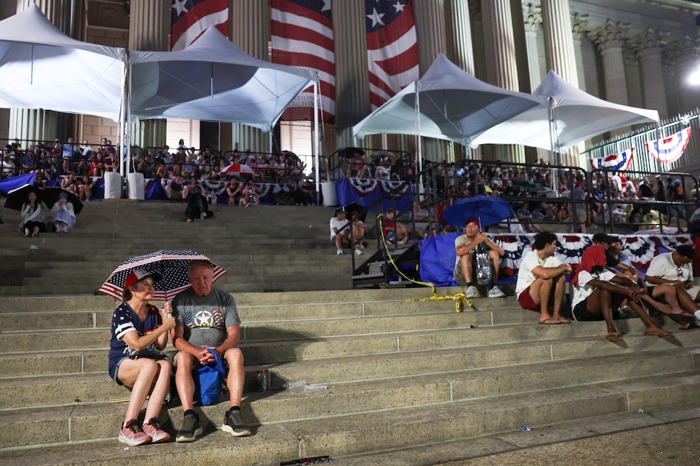PHOTO: Visitors wait to reenter the National Mall for the "Salute to America 250" celebrations as officials instructed everyone to evacuate the area due to severe weather, following record-setting temperatures, July 4, 2026, in Washington, D.C.