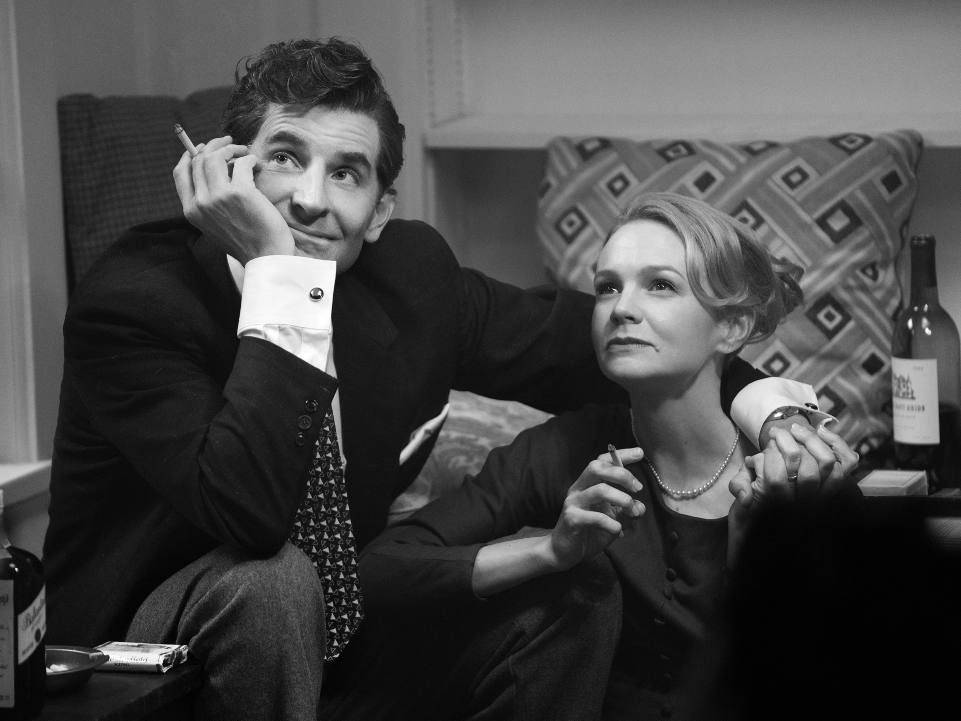 PHOTO: Bradley Cooper appears as Leonard Bernstein and Carey Mulligan as Felicia Montealegre in 