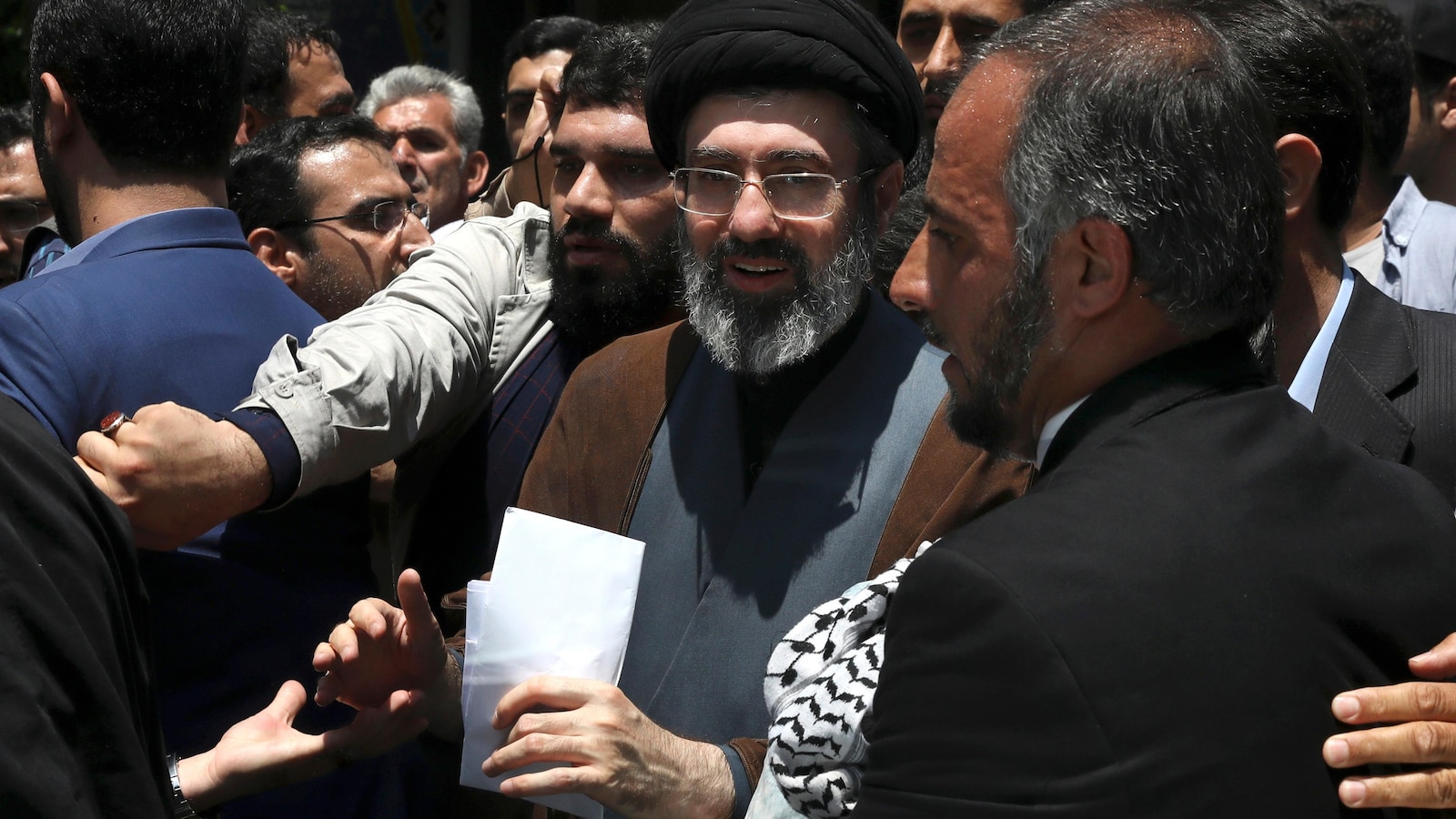 Como hijo del difunto líder religioso de Irán, lo que hay que saber sobre un posible candidato para suceder a su padre