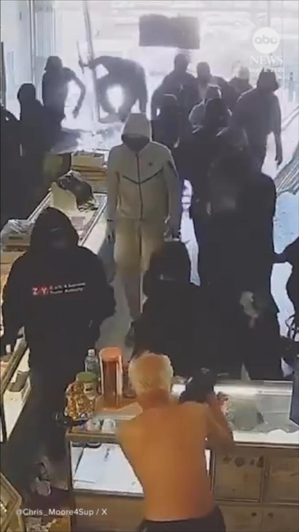 NextImg:Video Robbers swarm store during smash-and-grab jewelry heist