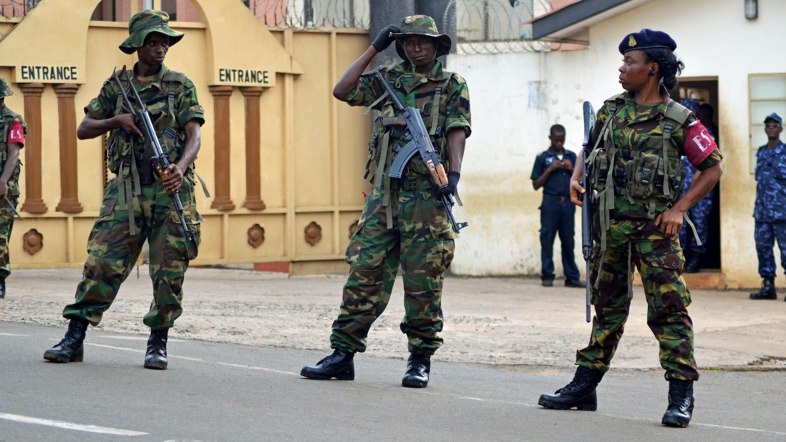 غينيا تفرج عن 16 جنديا وضابط شرطة من سيراليون بعد نزاع حدودي