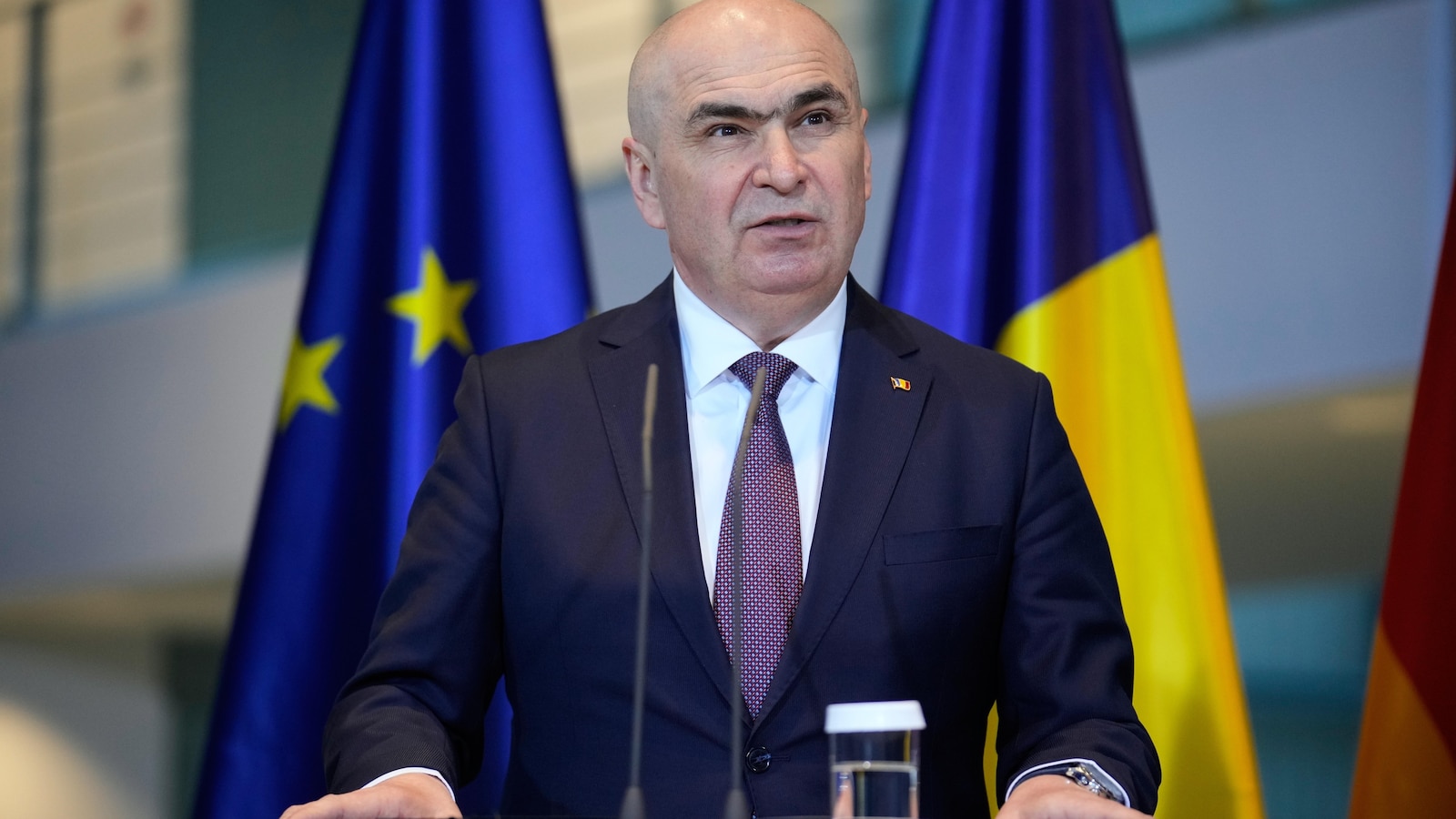  Romania’s Socialists and a hard-right party seek to topple the center-right prime minister