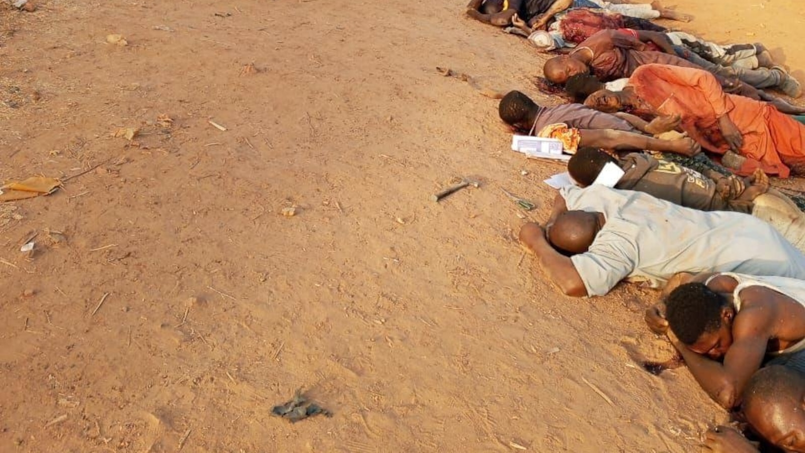 Ислямски екстремисти убиха най-малко 162 души при атаки срещу 2 села в Нигерия, каза депутат