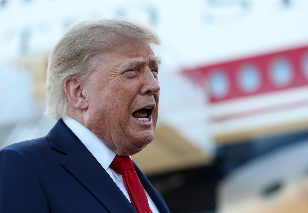 PHOTO: President Trump Travels To North Carolina