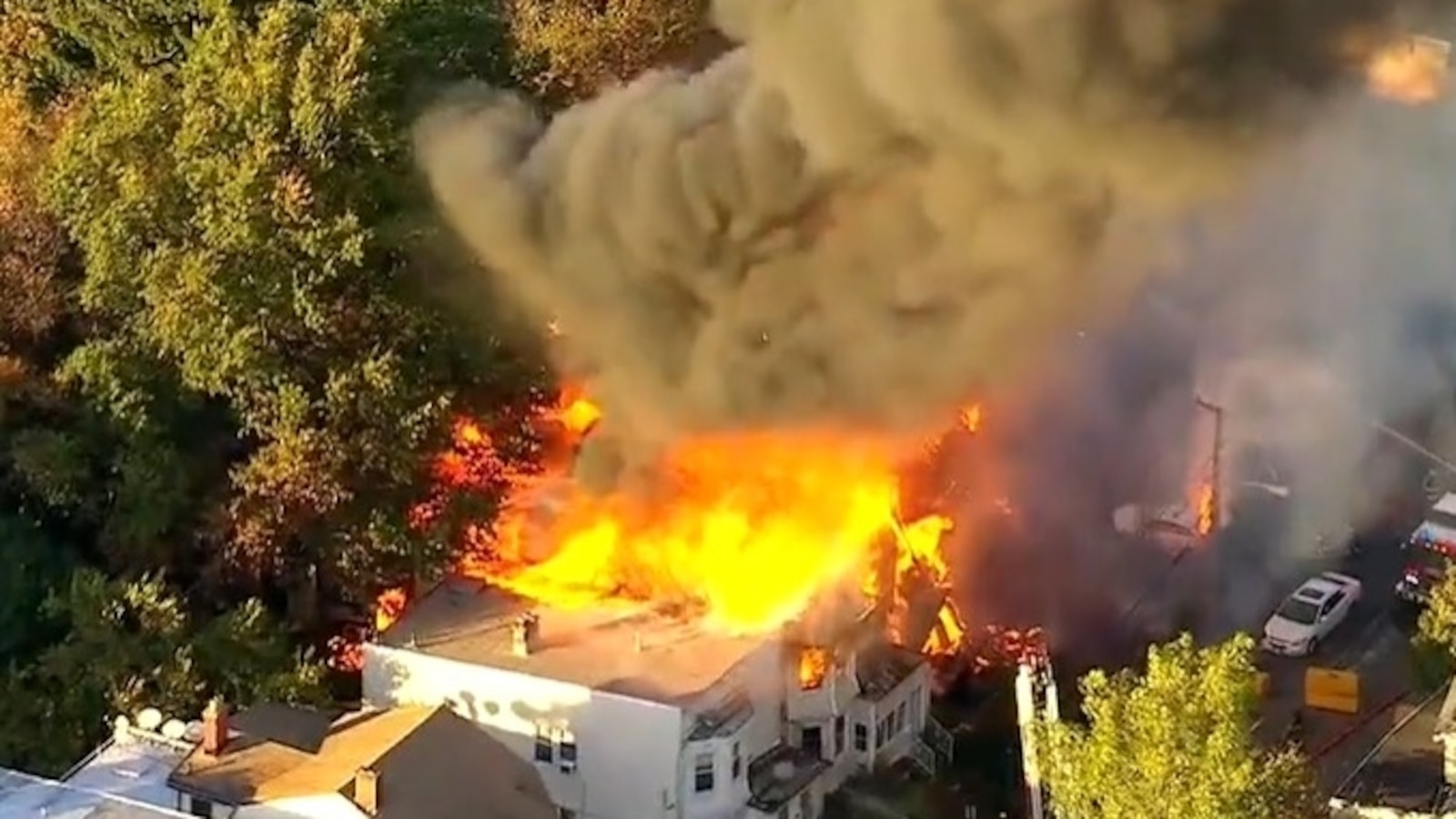 Fire in New Jersey blazes through a row of homes - ABC News