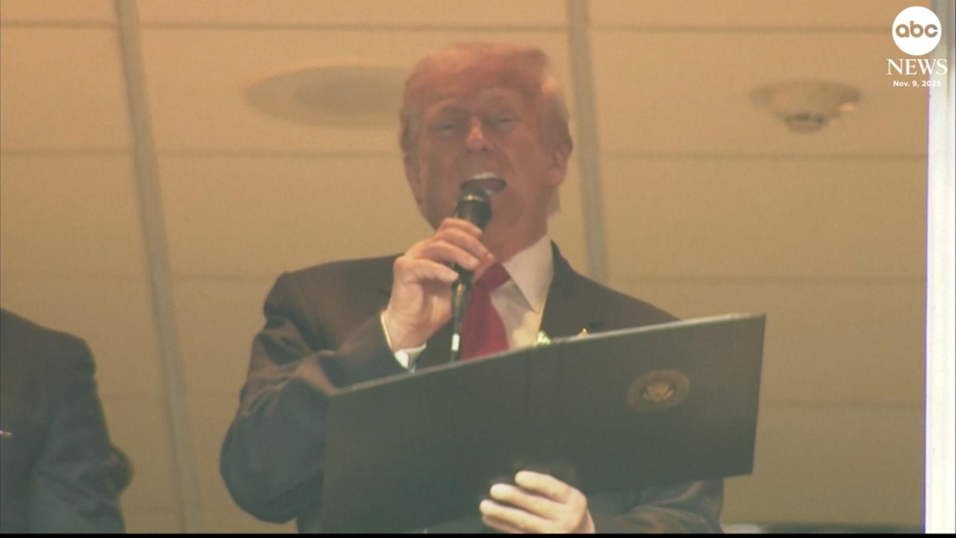 Video Trump becomes 1st president at a regular-season NFL game