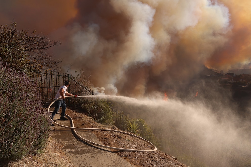 Los Angeles fires latest 30,000 under evacuation order as Pacific