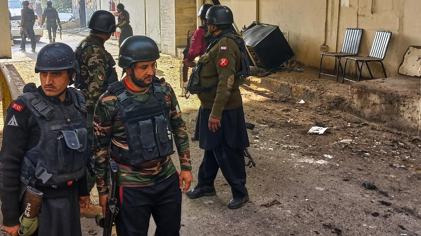 Zelfmoordterroristen treffen het hoofdkwartier van de veiligheidstroepen in Pakistan, waarbij drie doden vallen