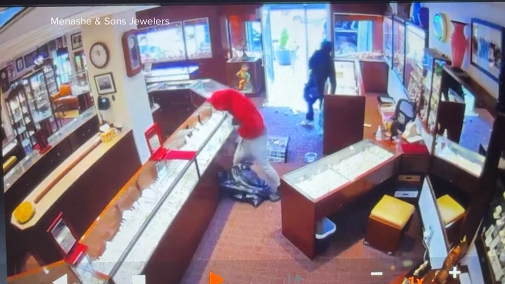 Video Brazen daytime robbery caught on video - ABC News