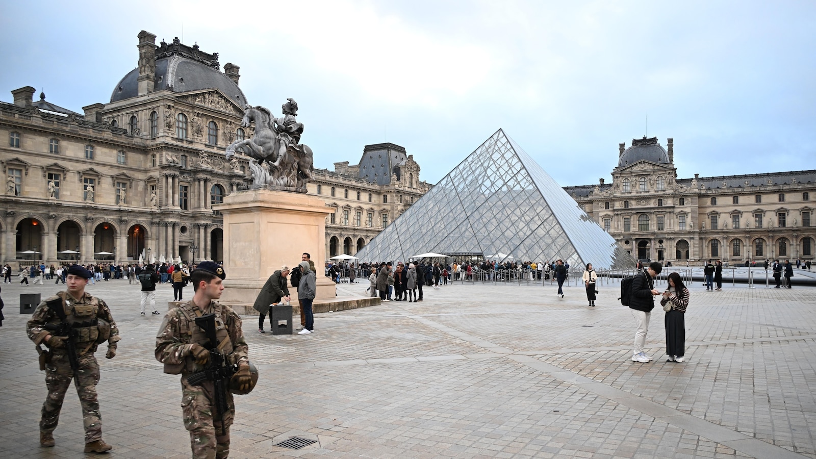 Френската полиция арестува мъж за когото се смята че е