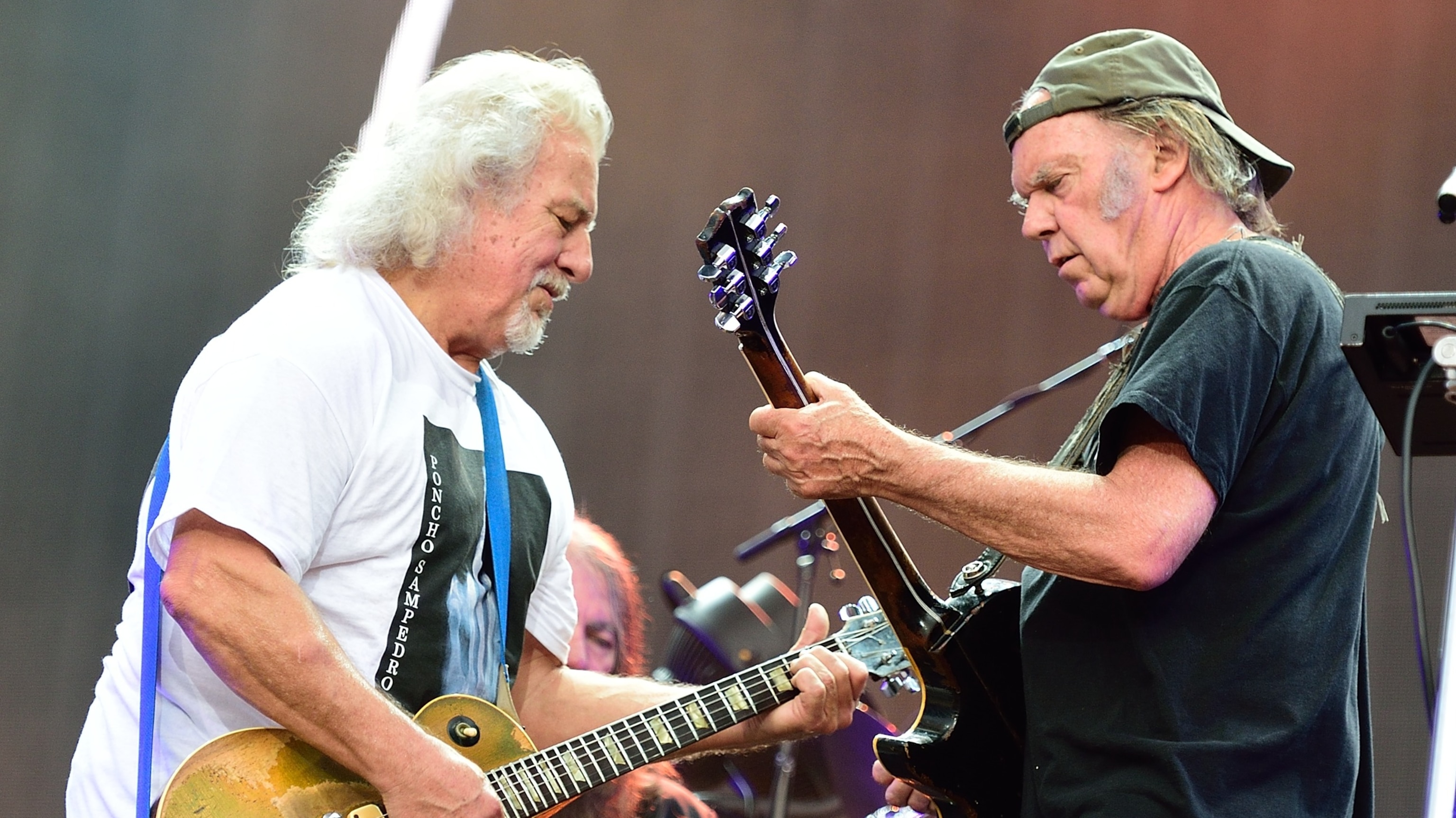 ミュージシャン Neil Young & Crazy Horse GreendaleTour T Neil Young and Crazy Horse announce new tour and album - ABC News