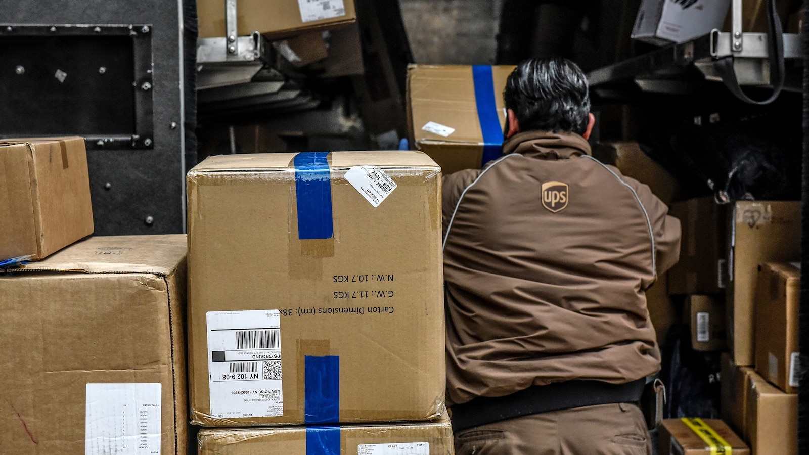 What to know about holiday shipping deadlines, cheapest options