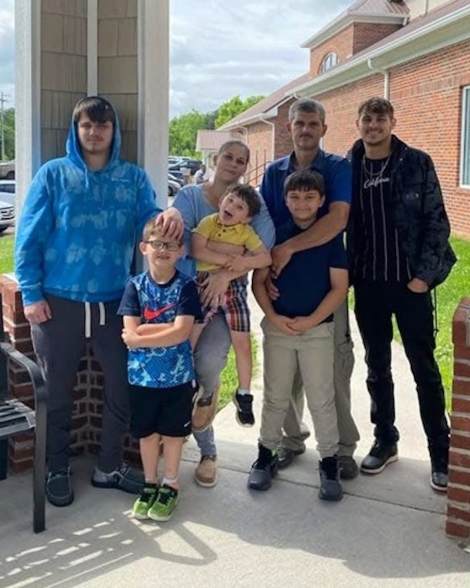 23-year-old vows to care for 4 brothers after parents' unexpected deaths - ABC News