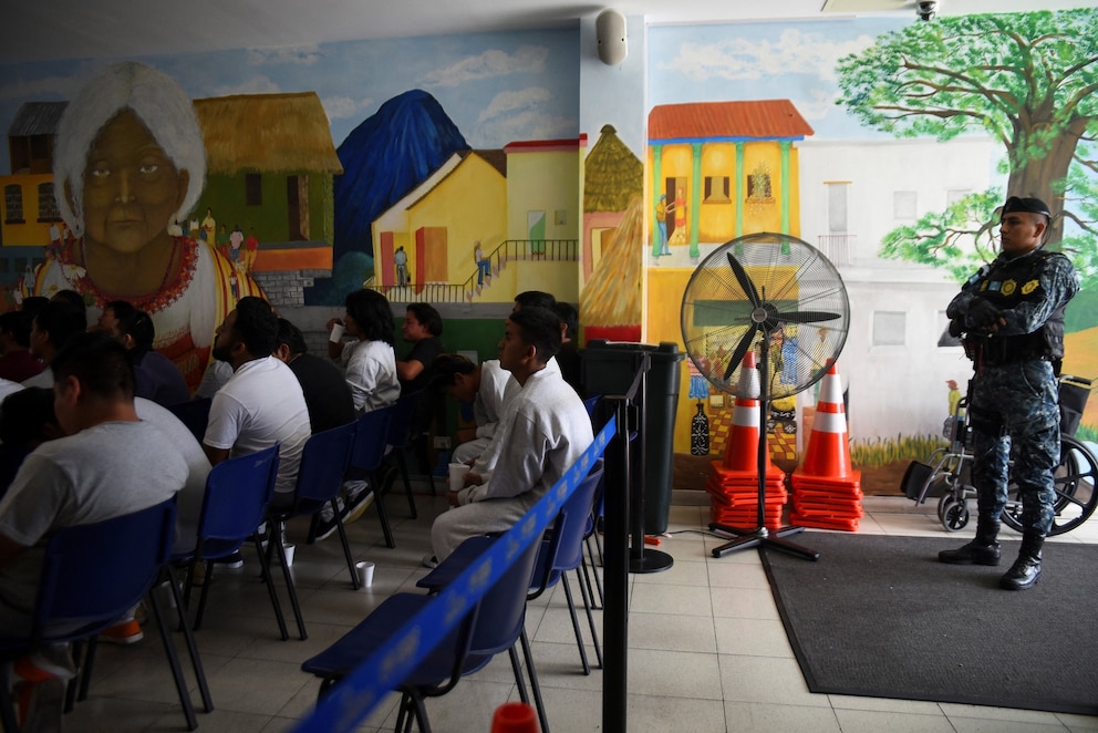 PHOTO: Guatemala migrants arrive on deportation flight from United States, in Guatemala City