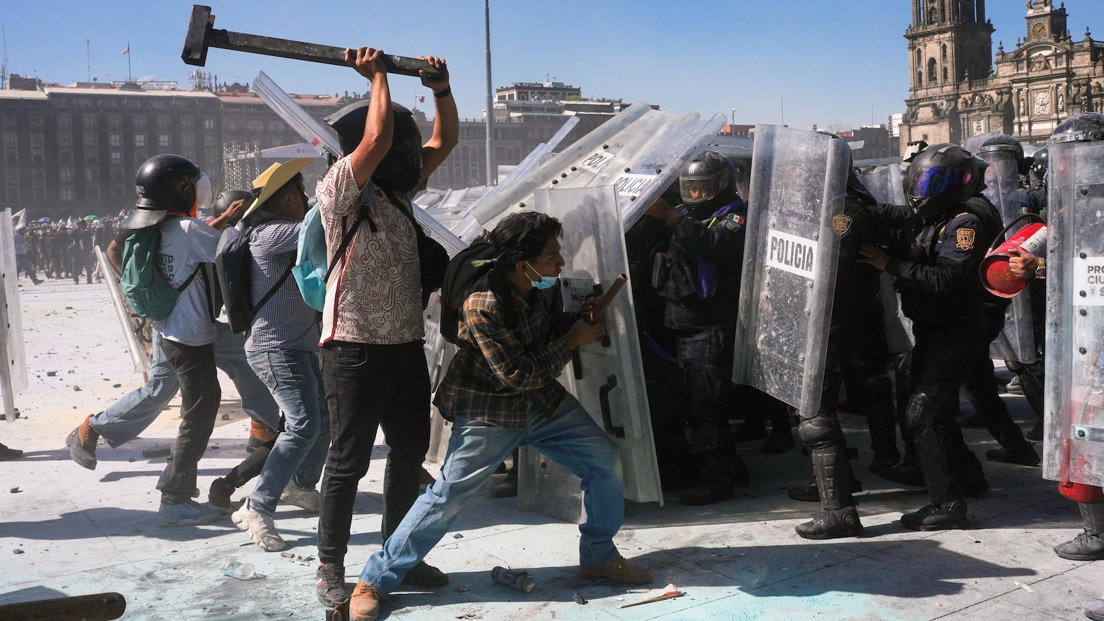 الآلاف يحتجون على الجريمة والفساد في مكسيكو سيتي مع اكتساب احتجاجات “الجيل Z” زخمًا الآلاف يحتجون على الجريمة والفساد في مكسيكو سيتي مع اكتساب احتجاجات “الجيل Z” زخمًا