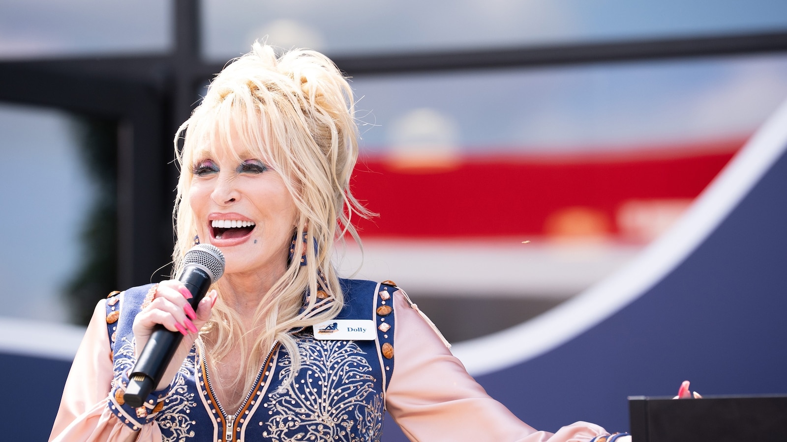 Dolly Parton makes surprise appearance amid ongoing health issues