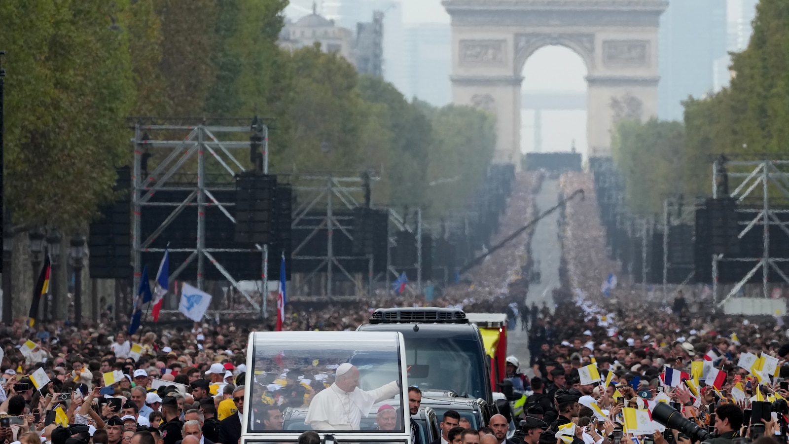 Pope Leo Draws 800,000 to Historic Paris Open-Air Mass Amid France Visit - News Directory 3