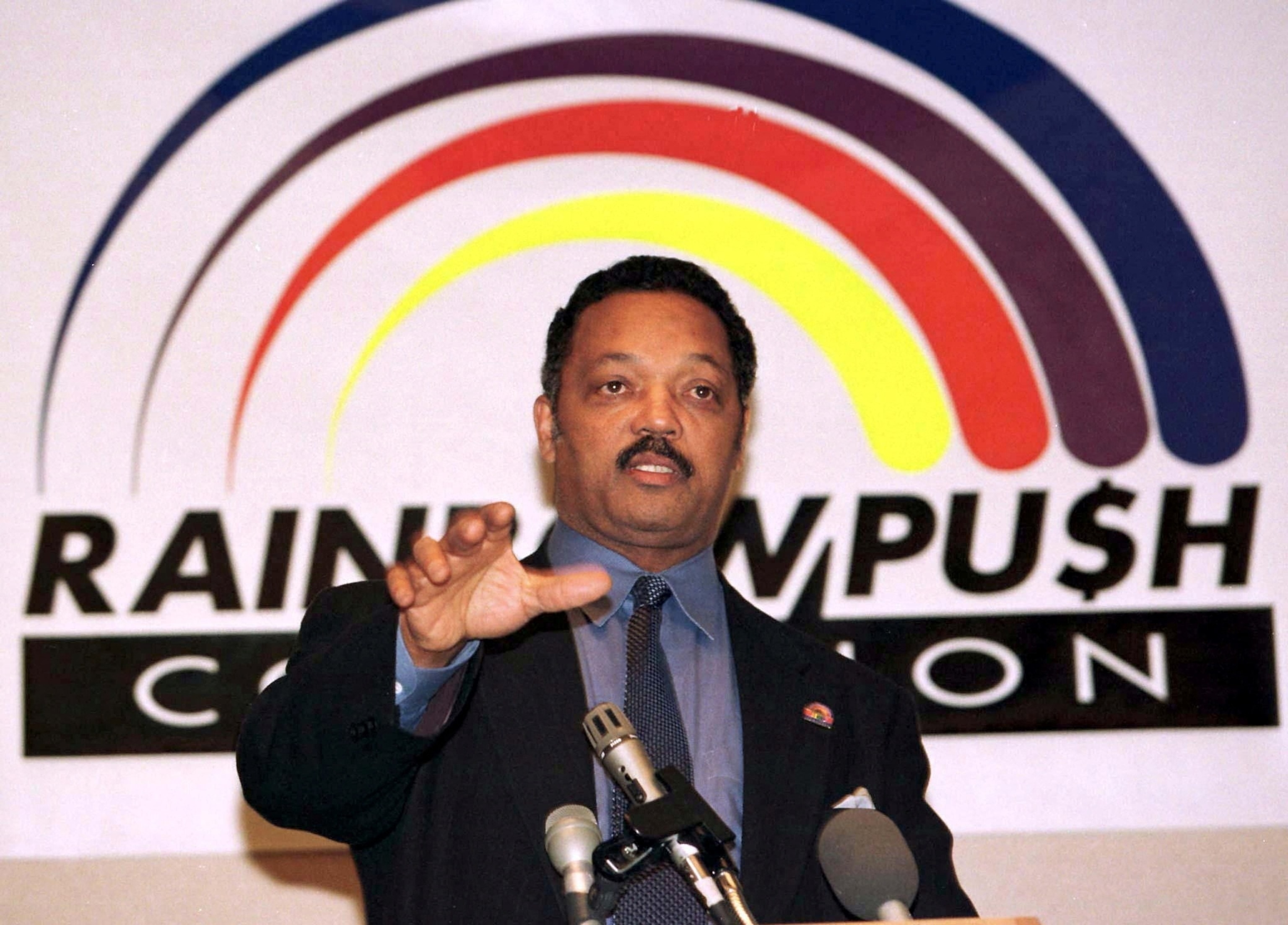 FOTO: El reverendo Jesse Jackson habla en una conferencia de prensa en Nueva York, el 15 de enero de 1997.