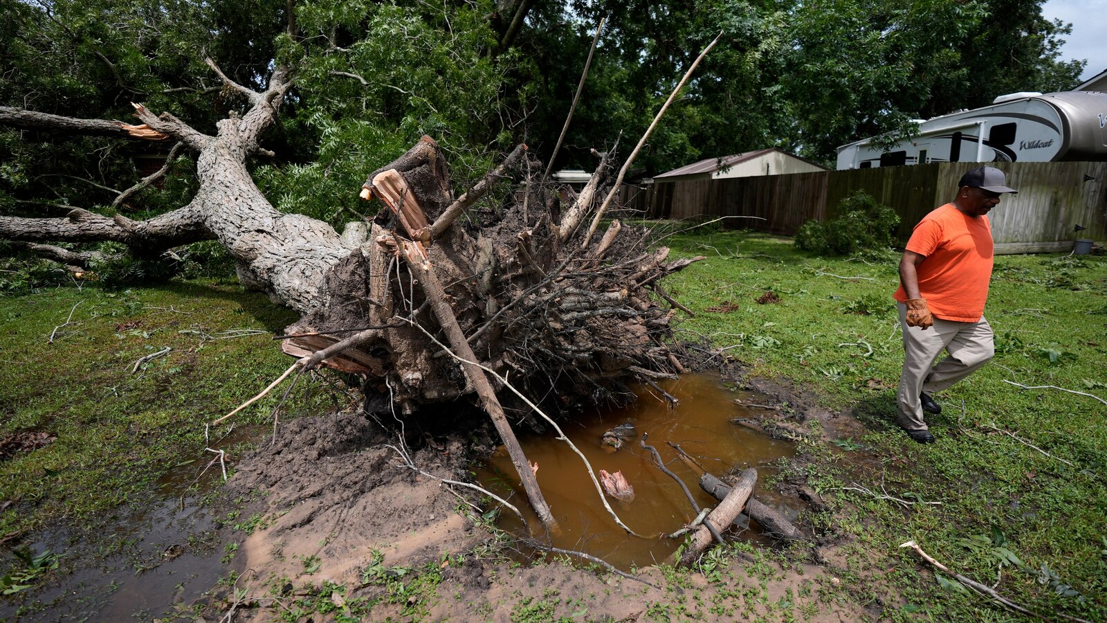  Some power restored in Houston after Hurricane Beryl, while storm spawns tornadoes as it moves east