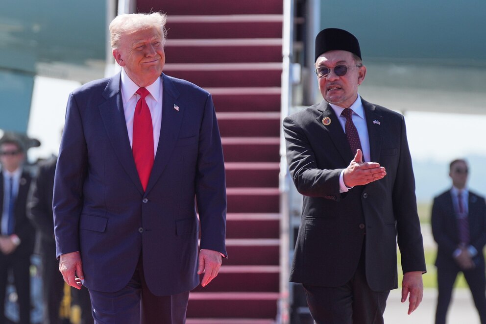 PHOTO: Donald Trump,Anwar Ibrahim