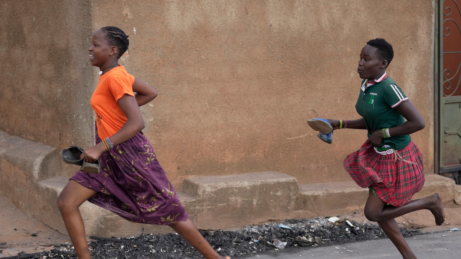 Полицията в Уганда отрича ареста на опозиционния лидер, тъй като страната очаква окончателните резултати от изборите