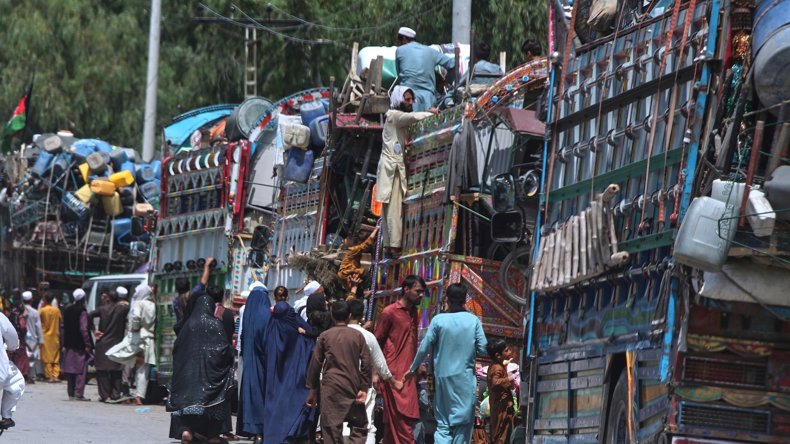 Милиони афганистанци се борят тъй като съкращенията на международната помощ