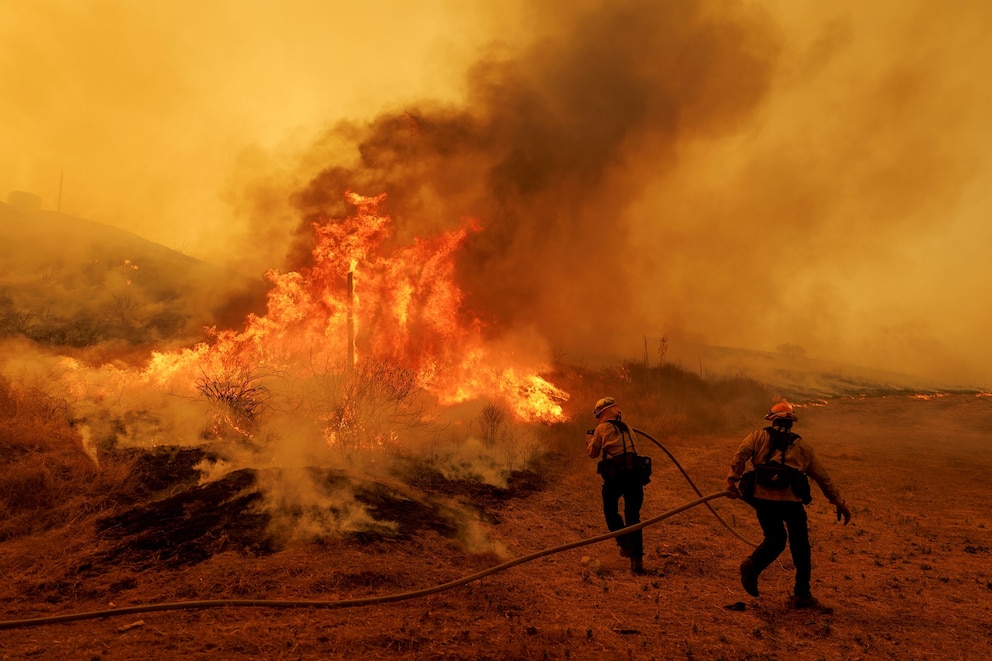 PHOTO: Firefighters Battle Canyon Fire North Of Los Angeles