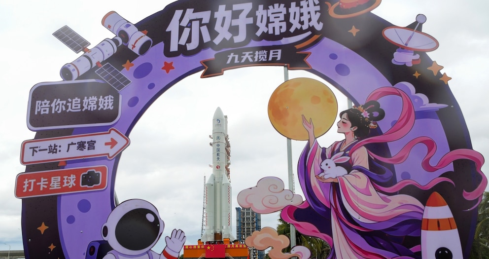 PHOTO: Chang'e-7 lunar probe and the Long March-5 Y14 carrier rocket being transferred vertically to the launching area at the Wenchang Spacecraft Launch Site, Aug. 19, 2026