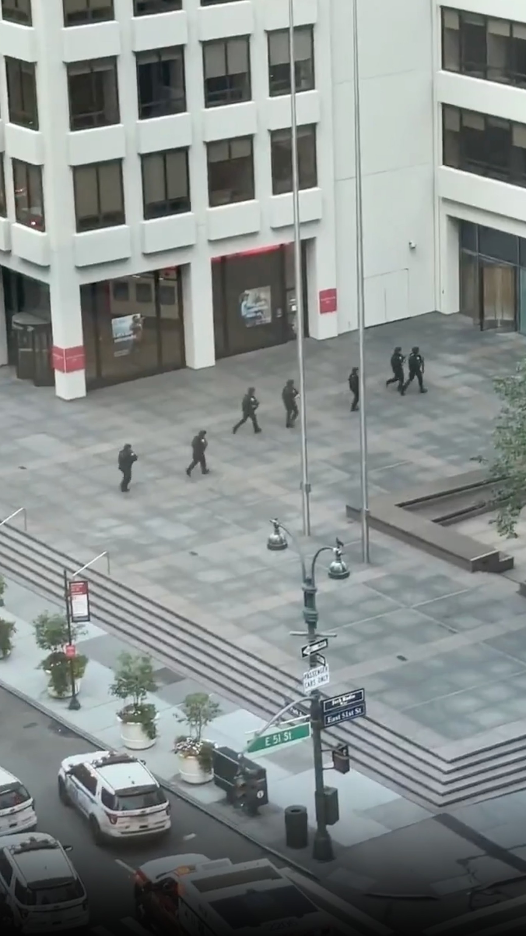 3 dead, including off-duty police officer, in Midtown Manhattan shooting: Sources