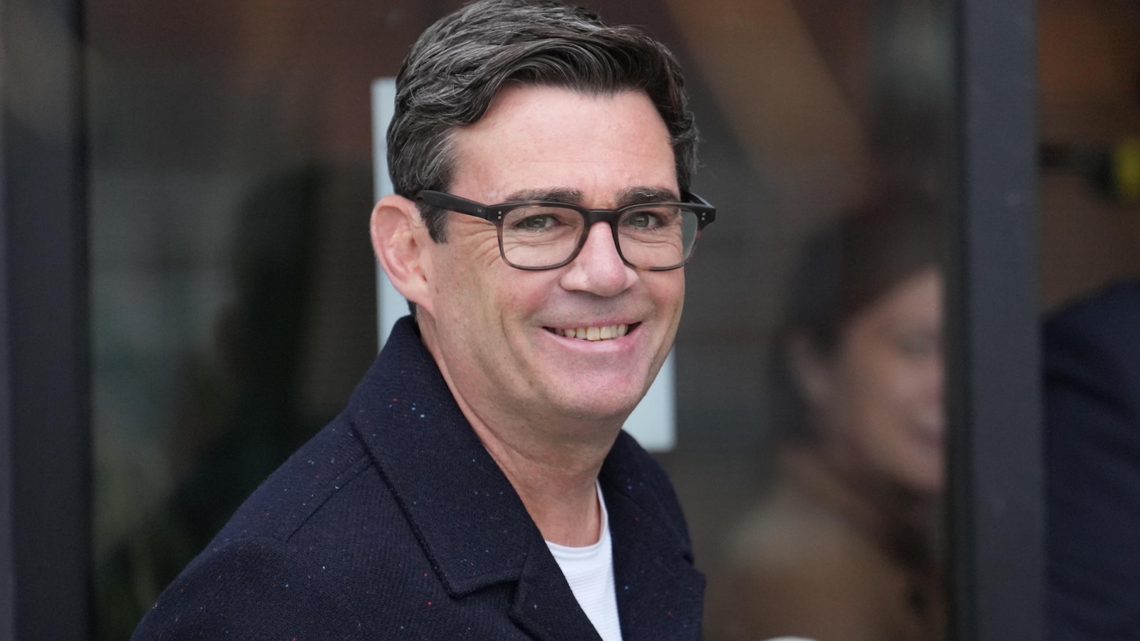 Спорът избухва в рамките на Лейбъристката партия на Обединеното кралство, след като популярен кмет беше блокиран от изборите