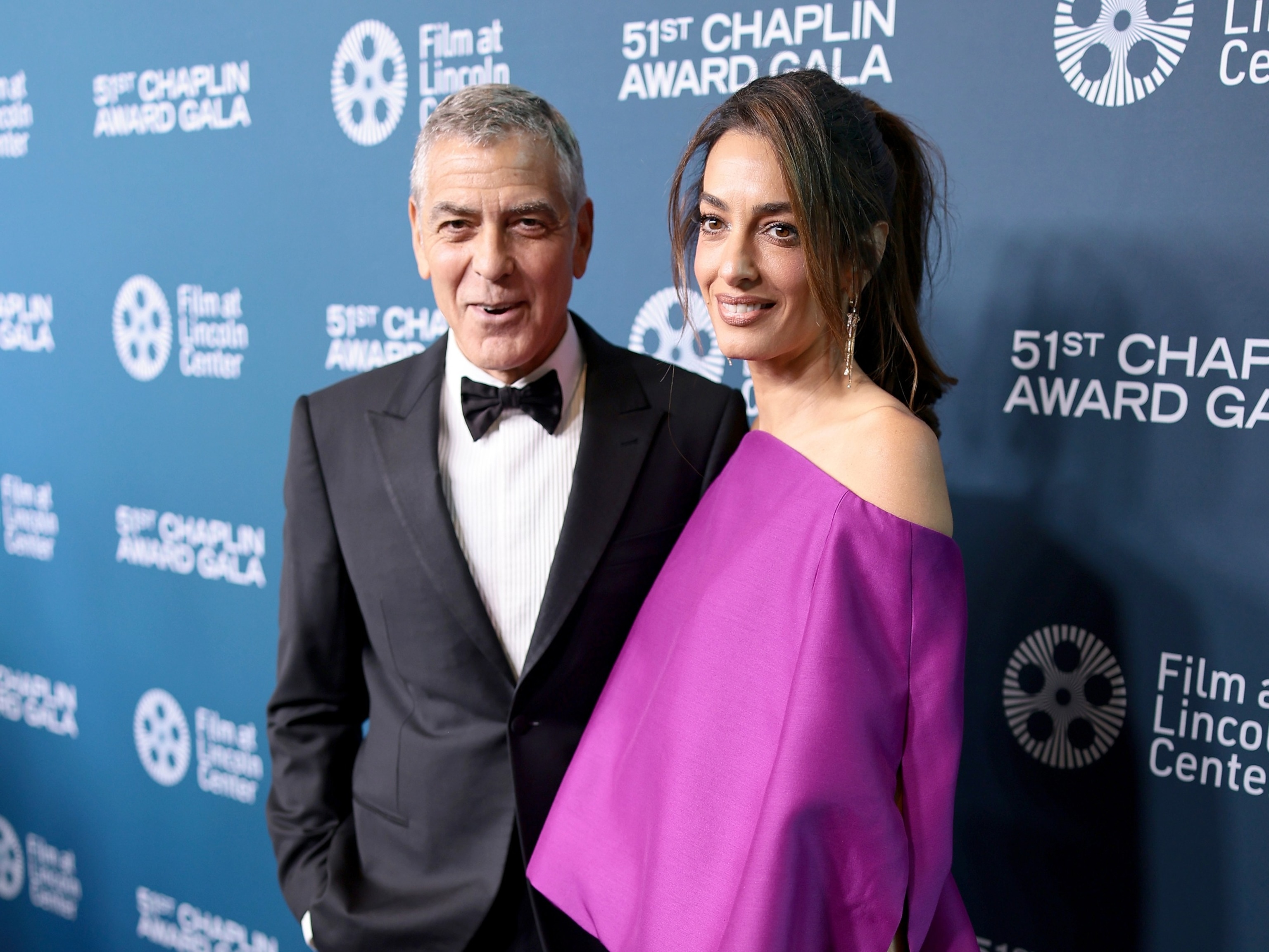 George e Amal Clooney enviam nota ao prefeito enquanto evacuavam sua casa na França em meio a incêndios florestais