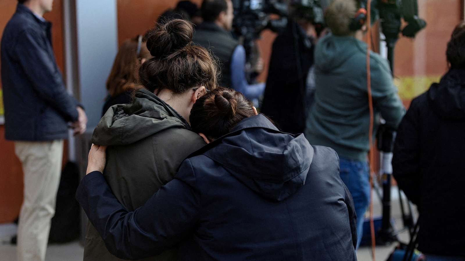 Agentes de Imigração Causam Choque em Creche de Chicago: Professor é Preso em Cena Chocante!