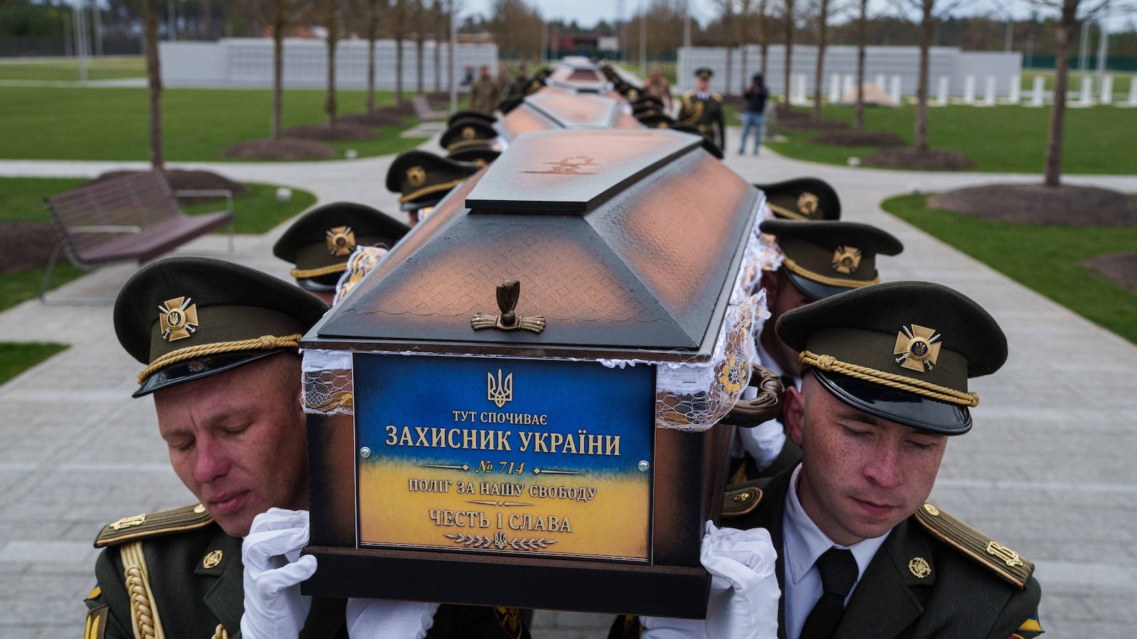 Украйна погребва своите неизвестни войници, докато семейства чакат за идентификация