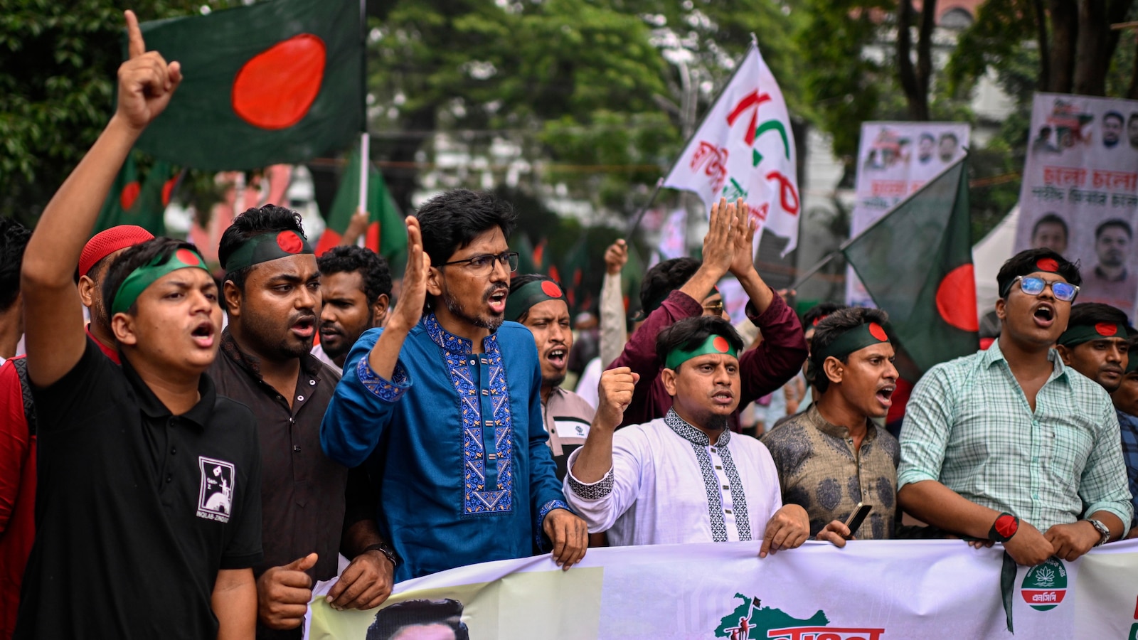 Öğrenciler Dakka’da toplanırlar, kendilerini “yeni Bangladeş” inşa etmeye taahhüt ederler.