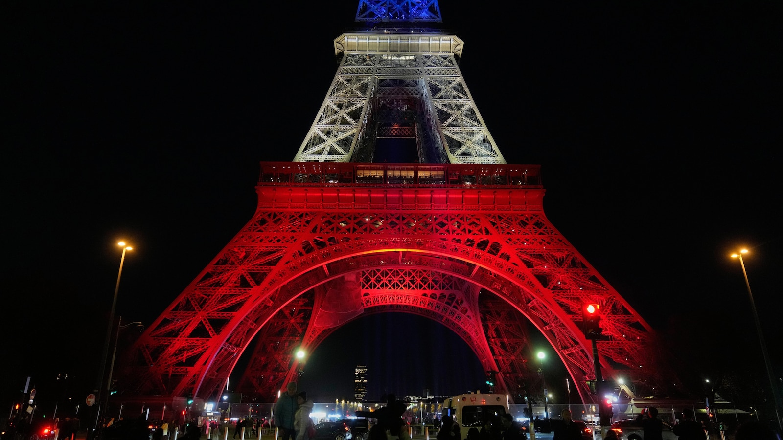 فرنسا تكرم ضحايا ليلة الإرهاب بعد 10 سنوات من هجمات باريس فرنسا تكرم ضحايا ليلة الإرهاب بعد 10 سنوات من هجمات باريس