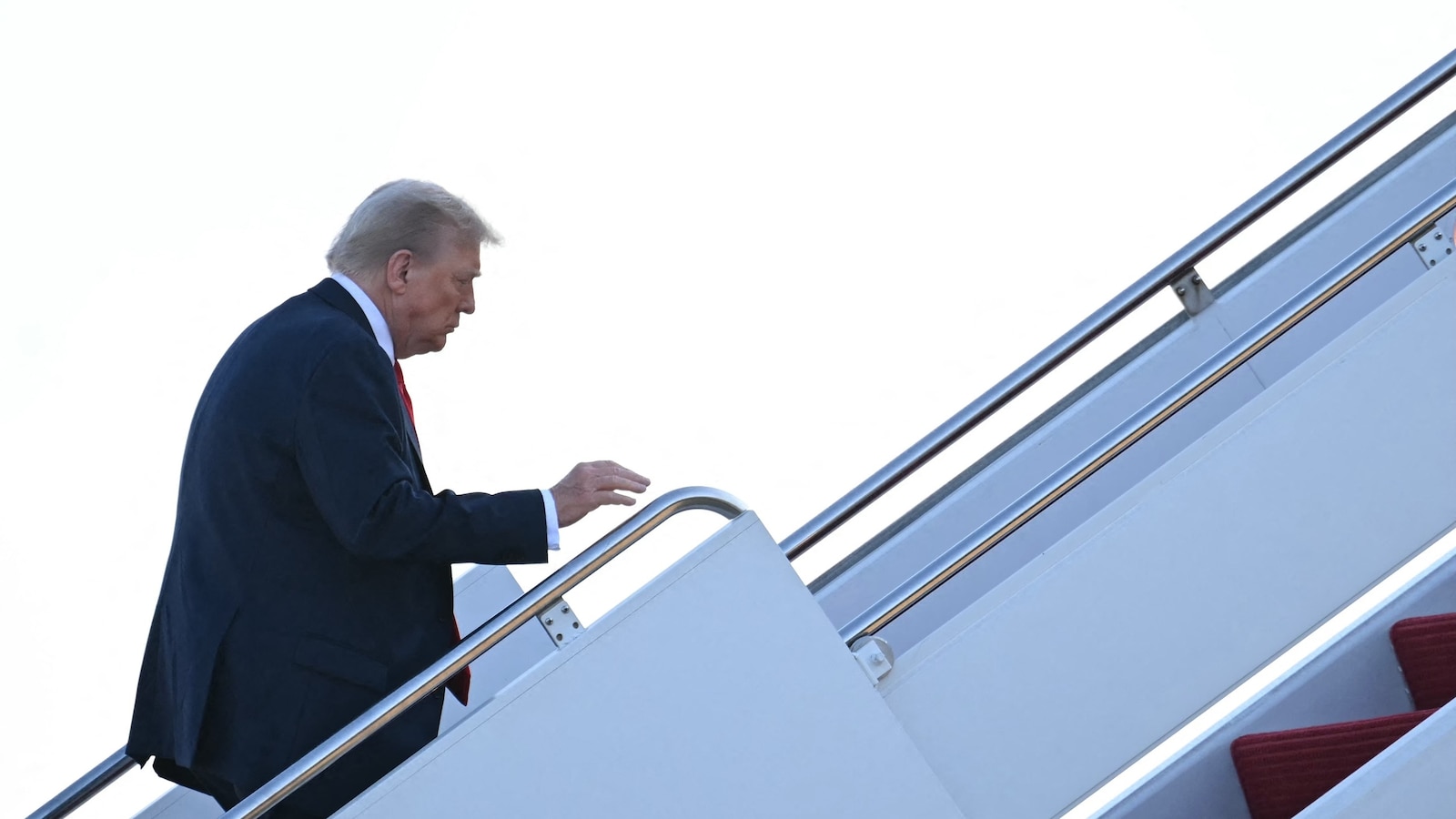 Trump Departs for High-Stakes Alaska Summit with Putin Amid Ukraine Ceasefire Push