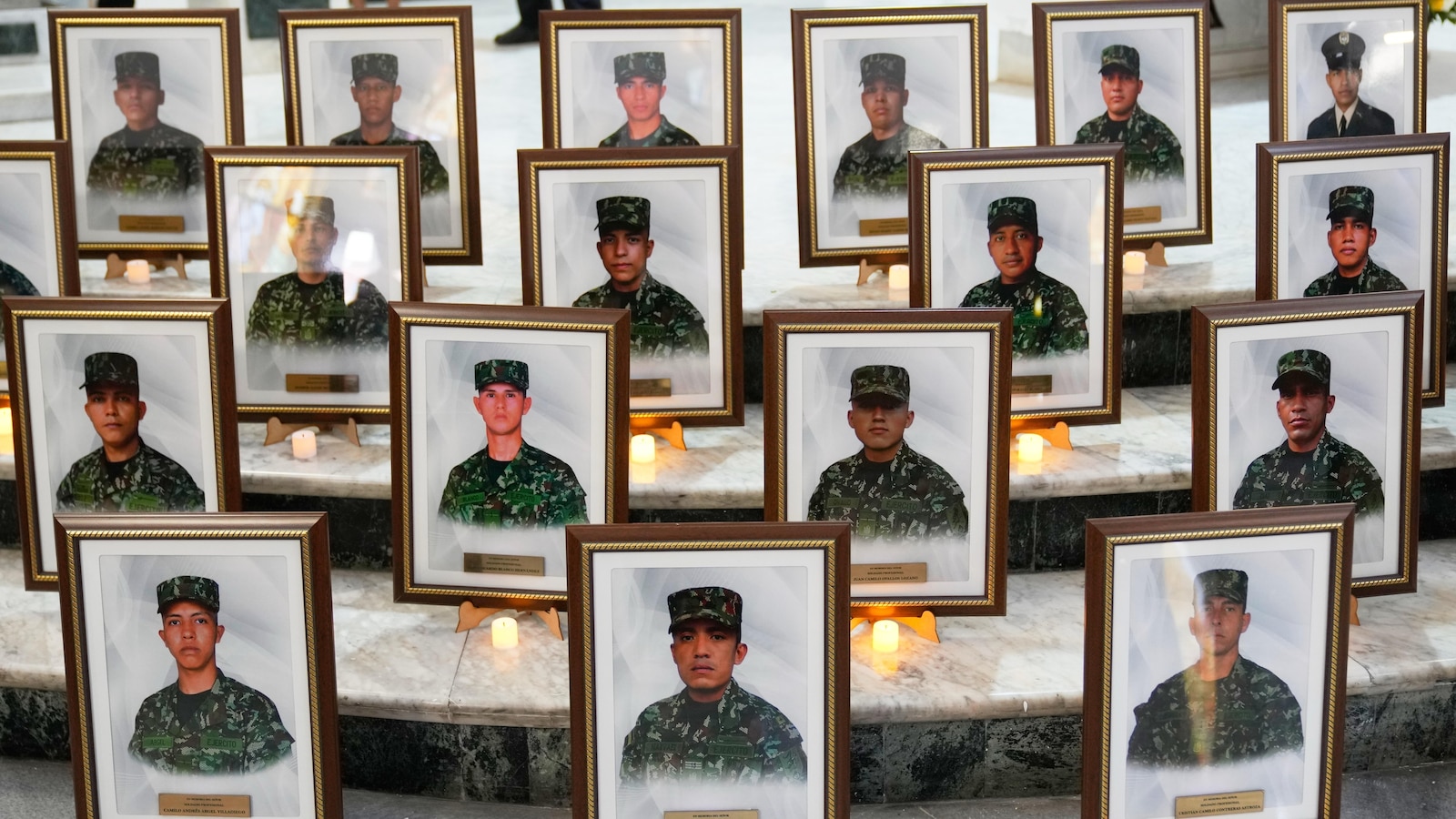 كولومبيا تقيم مراسم لتأبين 69 شخصا قتلوا في حادث تحطم الطائرة العسكرية