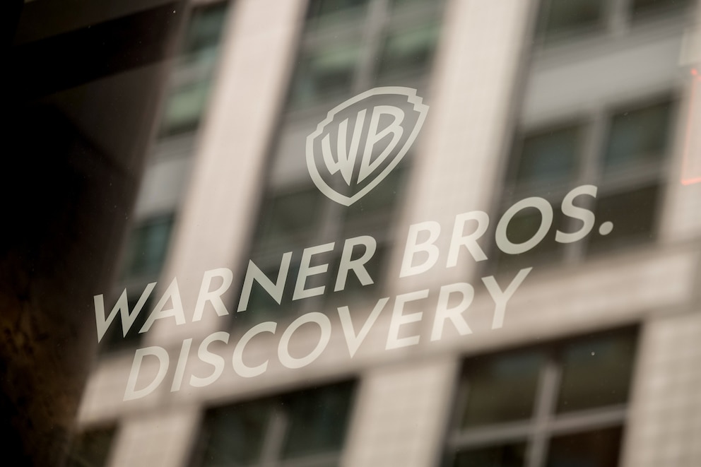 PHOTO: Warner Bros. To Split Into Streaming, Cable TV Companies