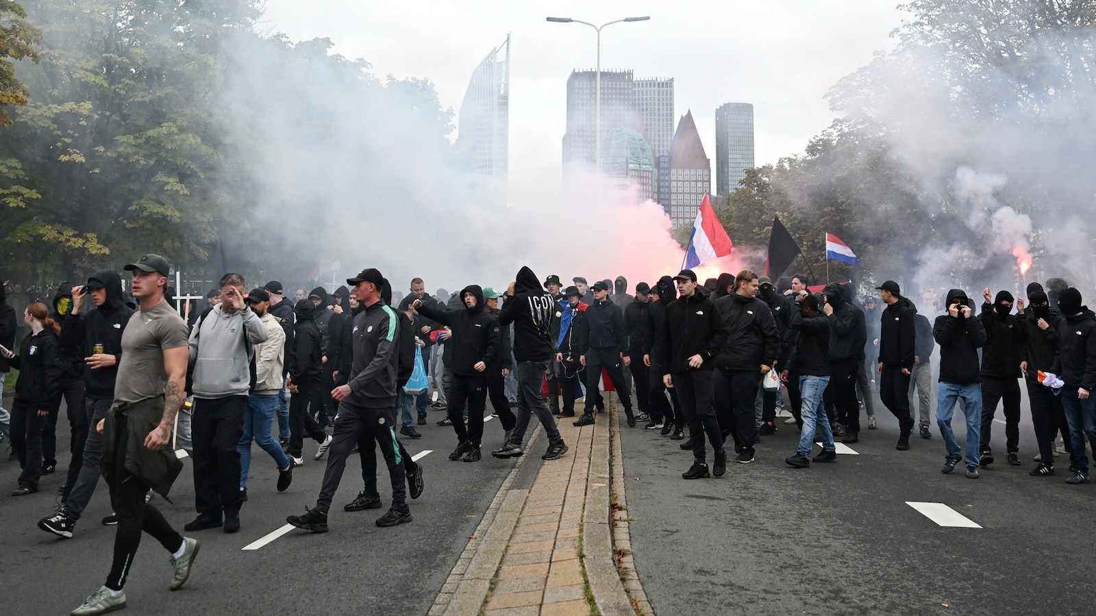 Холандската полиция за борба с безредиците разпръсна крайнодесния протест в Хага след избухването на насилие