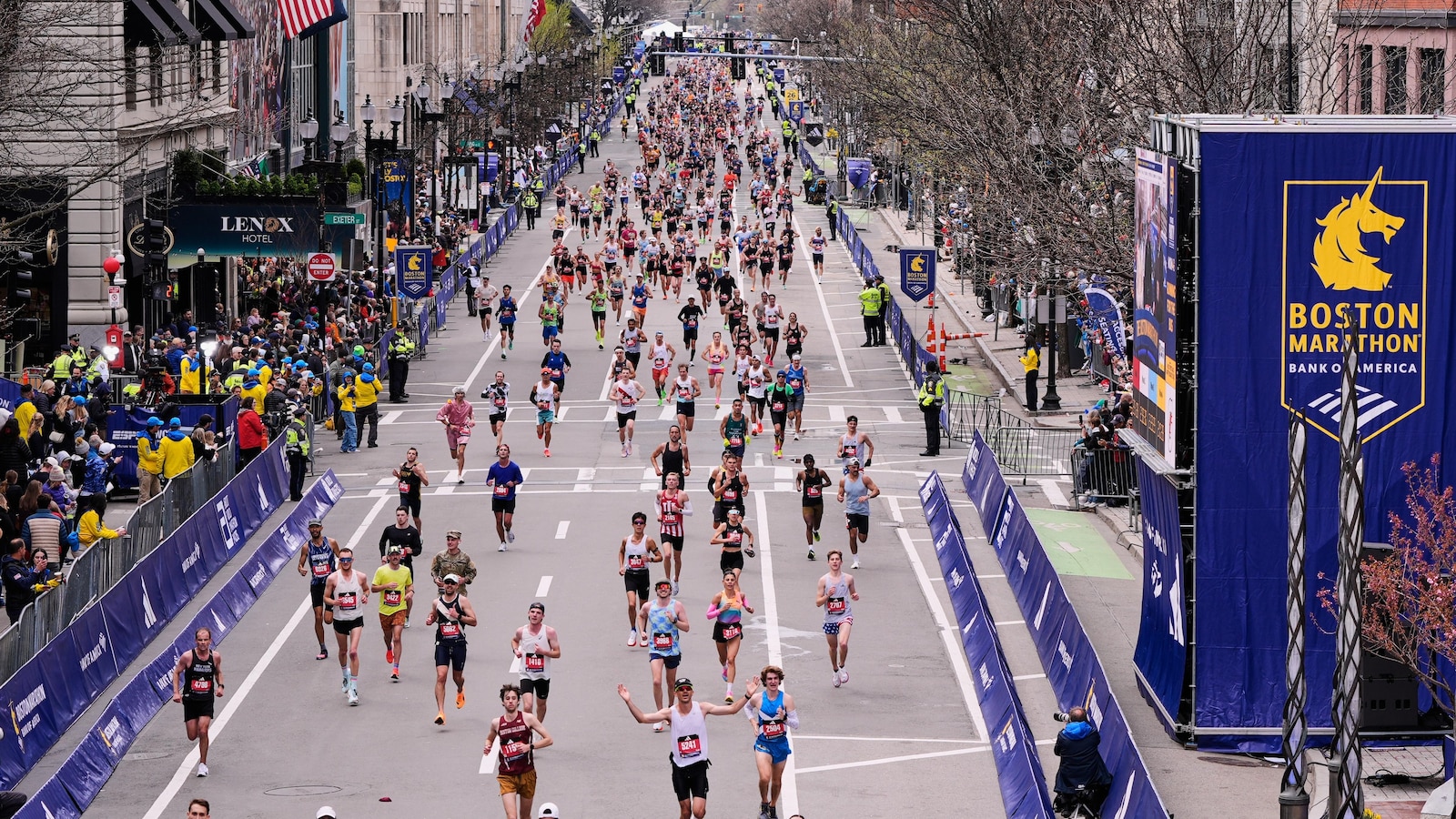 Chelsea Clinton completes Boston Marathon, Bill and Hillary meet her at ...
