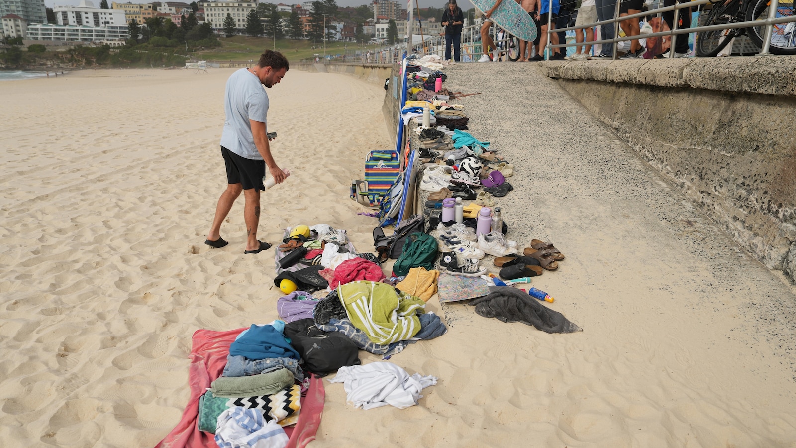 Празнуване на Ханука в топлата лятна вечер на плажа Бонди
