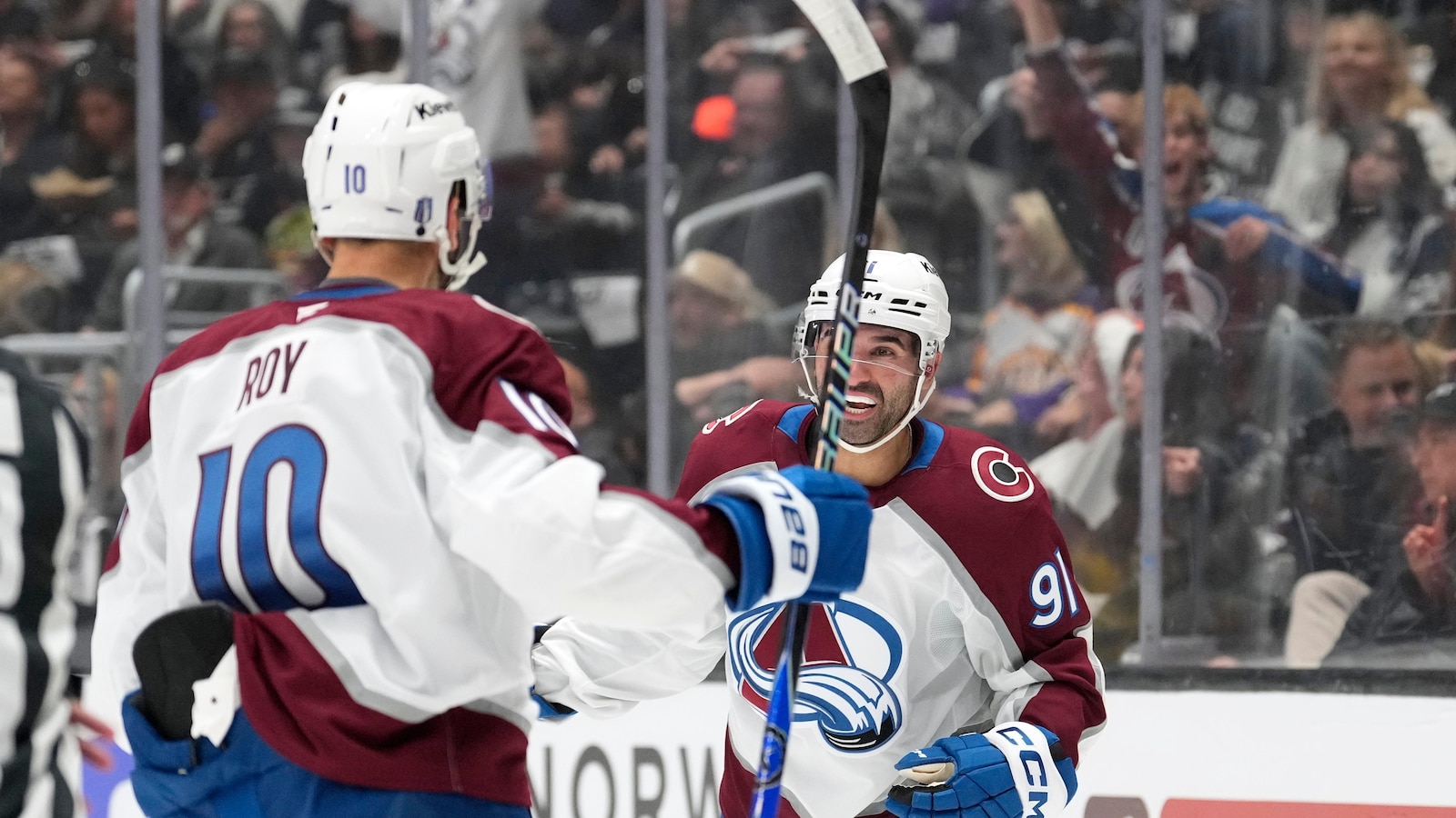 Avalanche get a pair of lucky goals and hold off Kings 4-2, taking a 3-0 series lead