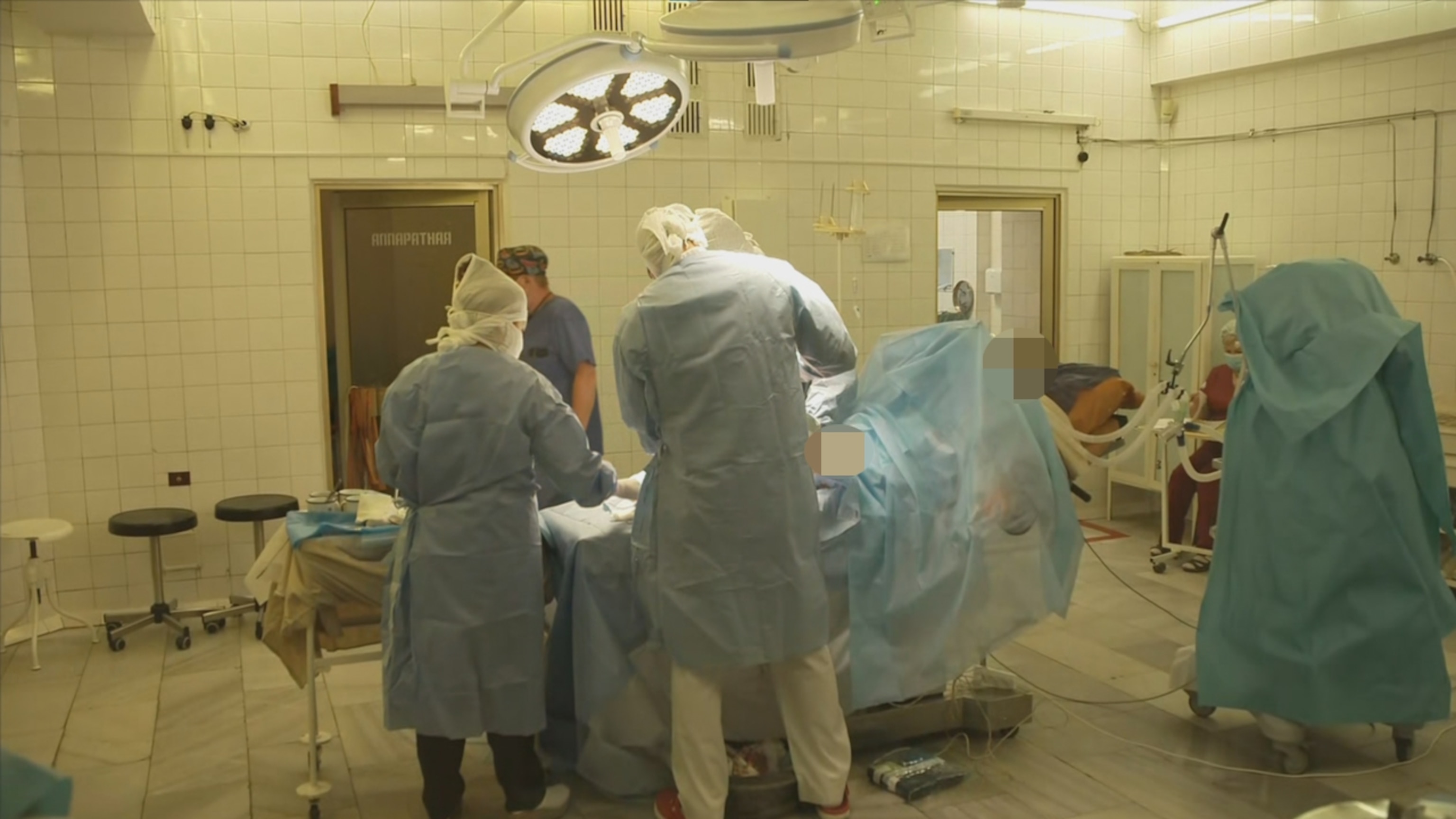 PHOTO: Doctors perform surgery at Ukraine's leading trauma hospital.